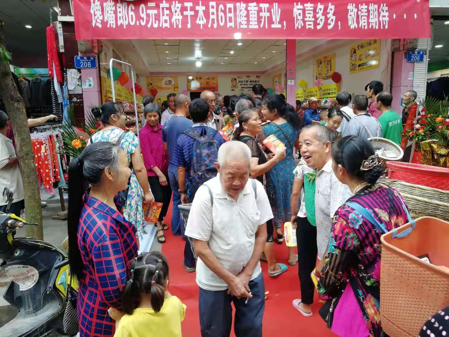 饞嘴郎重慶零食加盟店開業(yè)生意火爆，當(dāng)日營(yíng)業(yè)額高達(dá)19000元，現(xiàn)場(chǎng)人氣爆棚