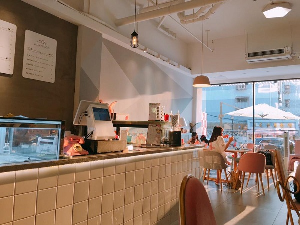 女生適合開的三種店：零食加盟店、甜品店?、鮮花店?