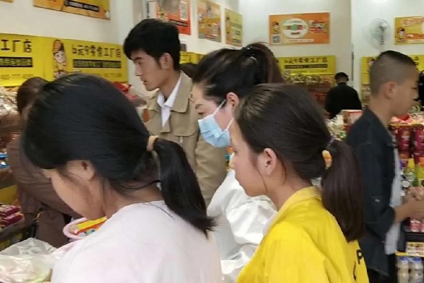 零食加盟店導(dǎo)購技巧：5米關(guān)注、3米注視、1米搭話