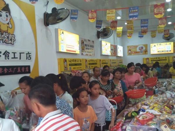 在零食加盟店的經(jīng)營中，不要曲解“把客戶當(dāng)上帝”的意思