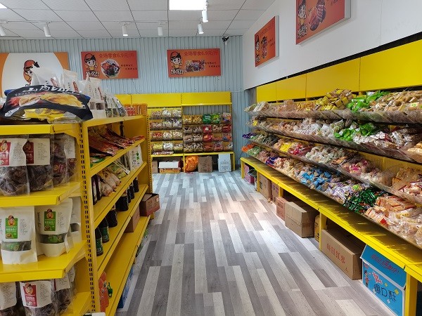 休閑零食店的零食商品進行分類擺放，好處多多！